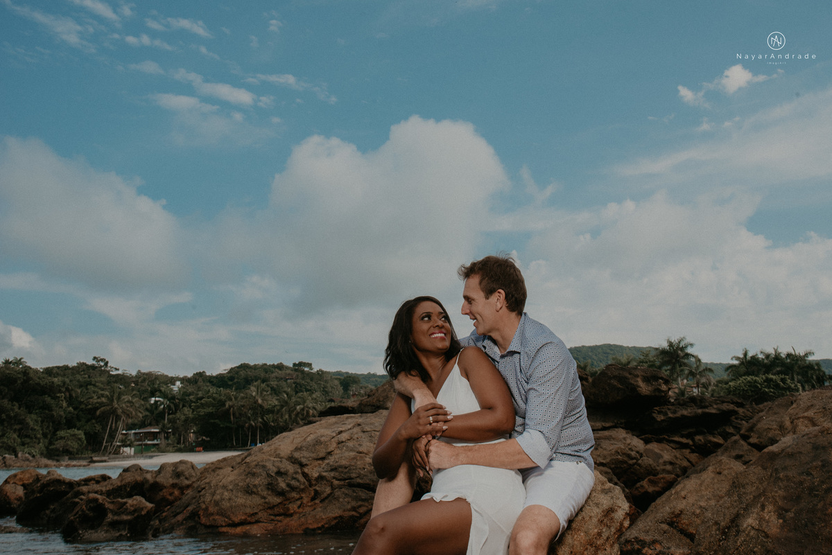 ensaio casal na praia das conchas e iporanga no guaruja ensaio romantico com casal de roupa branca e azul fotos na agua e na natureza vegetacao