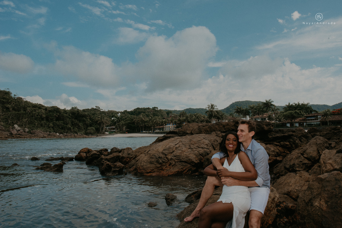 ensaio casal na praia das conchas e iporanga no guaruja ensaio romantico com casal de roupa branca e azul fotos na agua e na natureza vegetacao