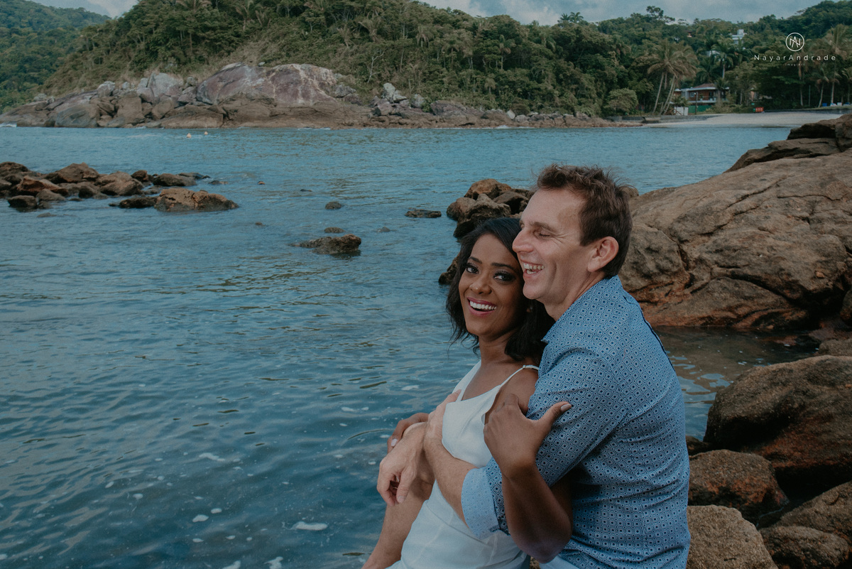 ensaio casal na praia das conchas e iporanga no guaruja ensaio romantico com casal de roupa branca e azul fotos na agua e na natureza vegetacao