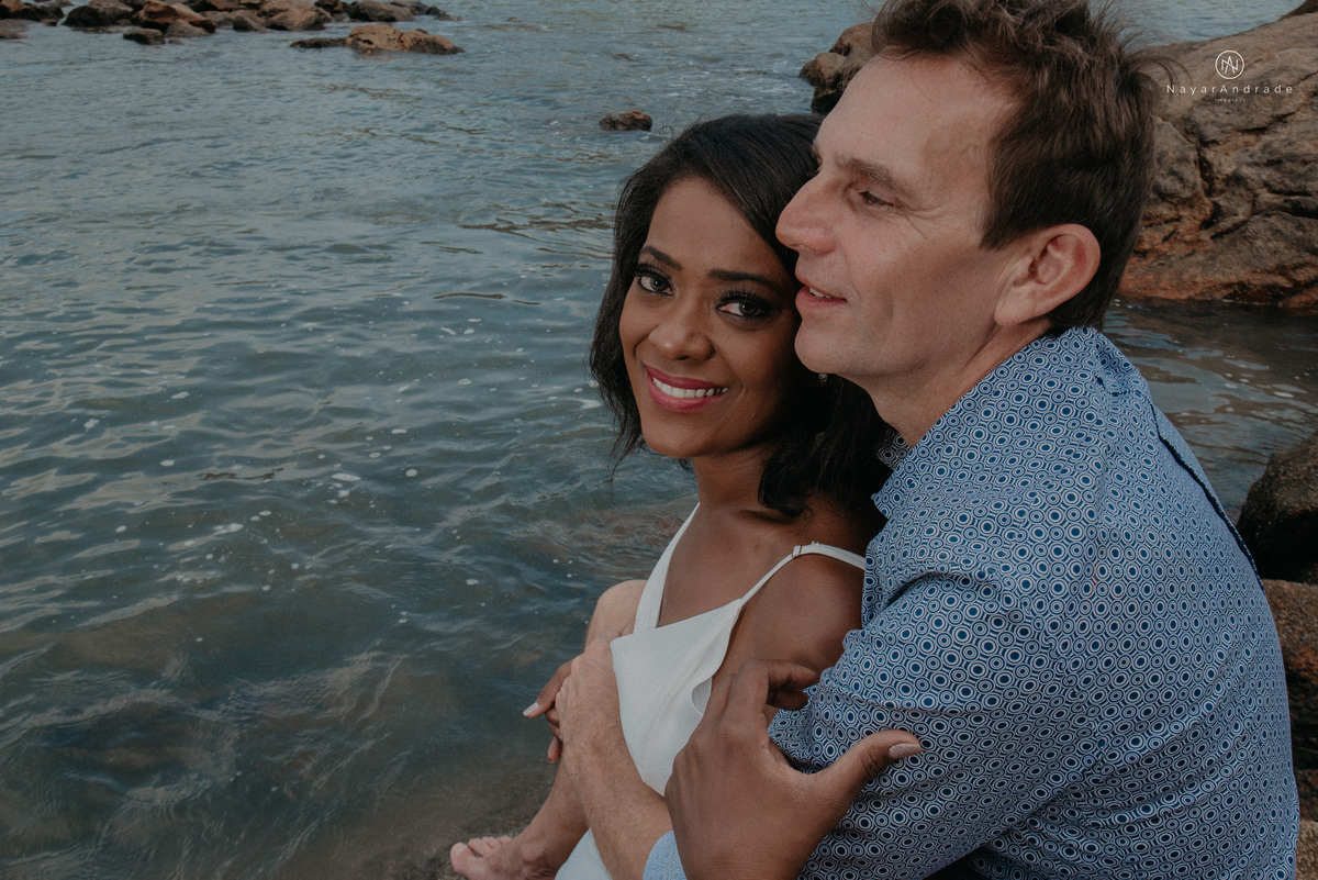 ensaio casal na praia das conchas e iporanga no guaruja ensaio romantico com casal de roupa branca e azul fotos na agua e na natureza vegetacao