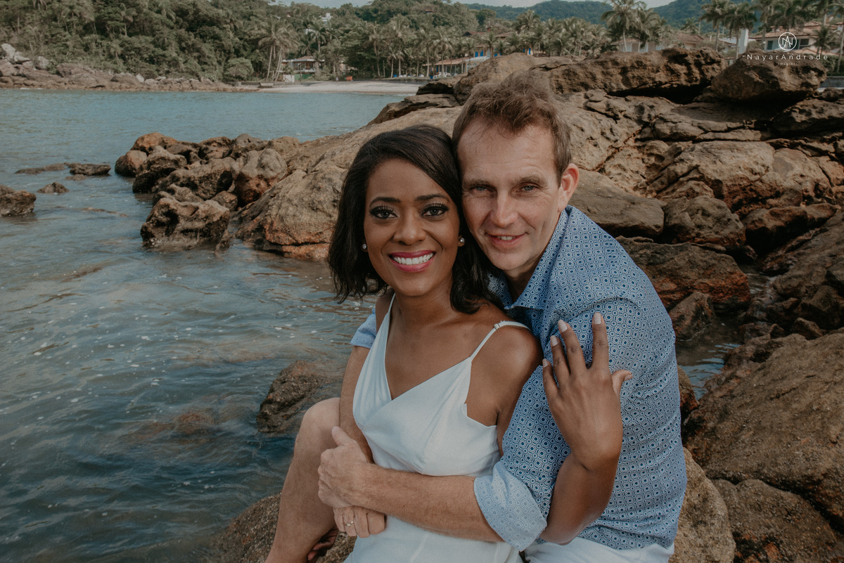 ensaio casal na praia das conchas e iporanga no guaruja ensaio romantico com casal de roupa branca e azul fotos na agua e na natureza vegetacao