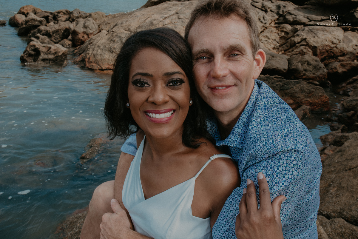 ensaio casal na praia das conchas e iporanga no guaruja ensaio romantico com casal de roupa branca e azul fotos na agua e na natureza vegetacao