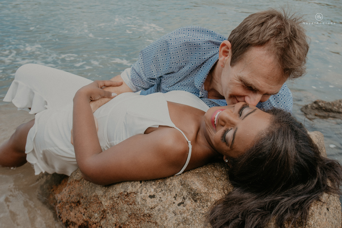 ensaio casal na praia das conchas e iporanga no guaruja ensaio romantico com casal de roupa branca e azul fotos na agua e na natureza vegetacao