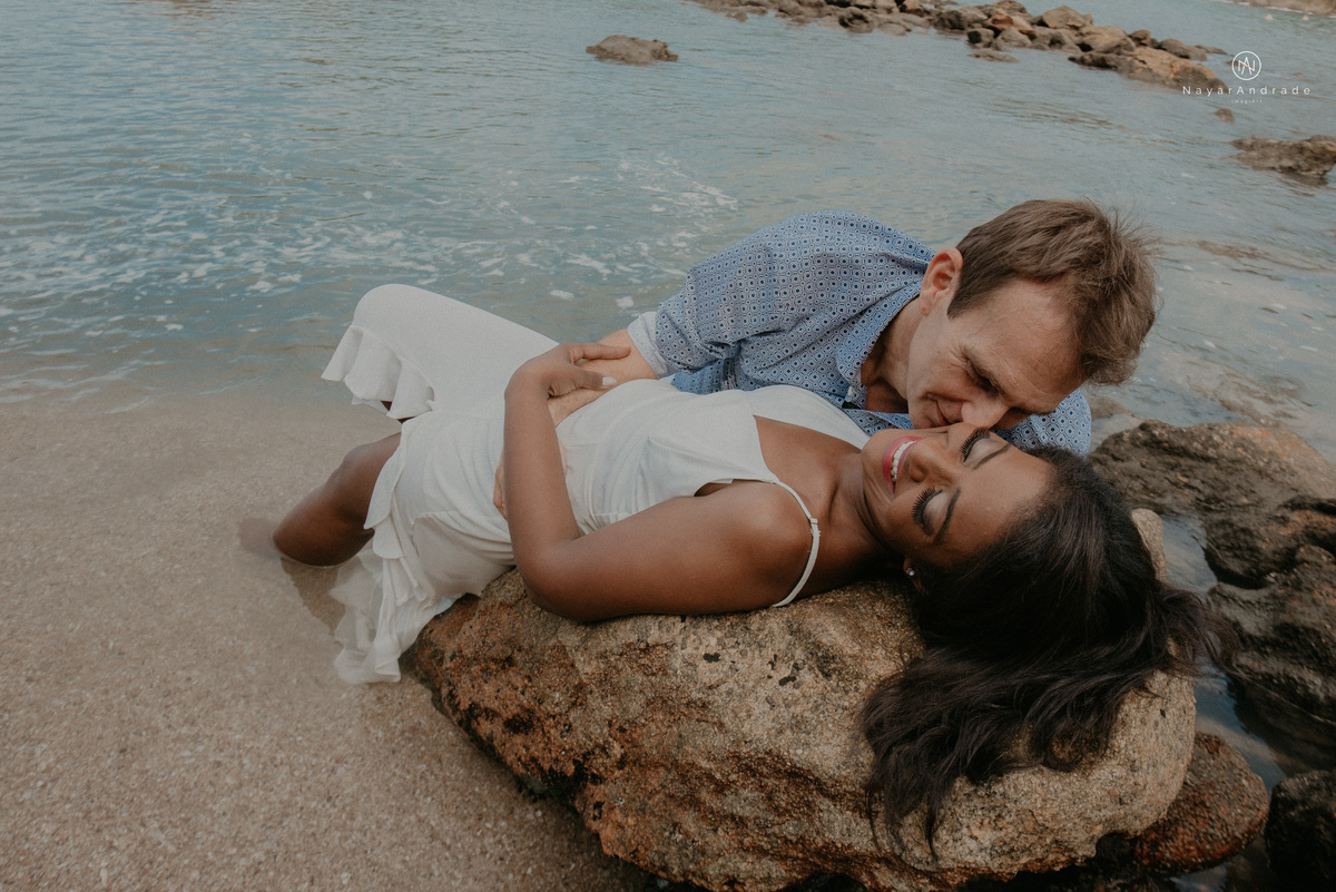 ensaio casal na praia das conchas e iporanga no guaruja ensaio romantico com casal de roupa branca e azul fotos na agua e na natureza vegetacao