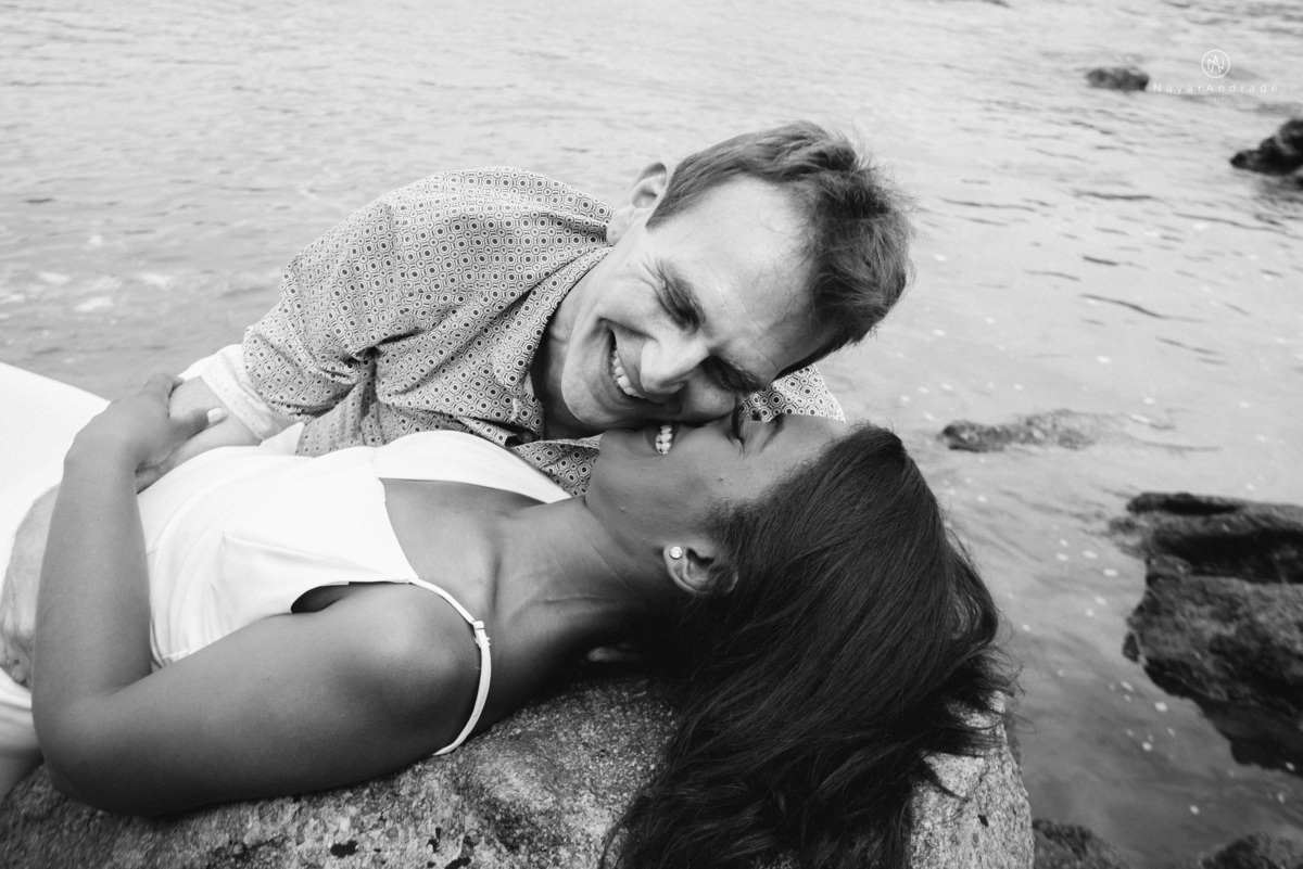 ensaio casal na praia das conchas e iporanga no guaruja ensaio romantico com casal de roupa branca e azul fotos na agua e na natureza vegetacao