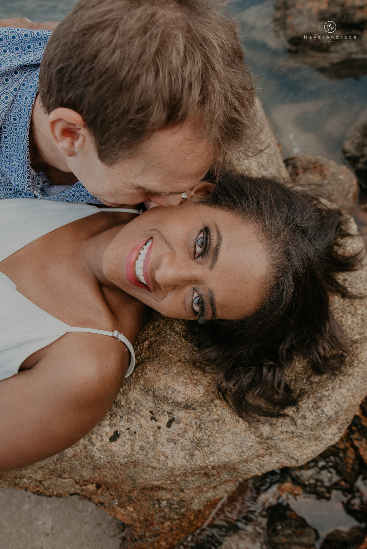 ensaio casal na praia das conchas e iporanga no guaruja ensaio romantico com casal de roupa branca e azul fotos na agua e na natureza vegetacao