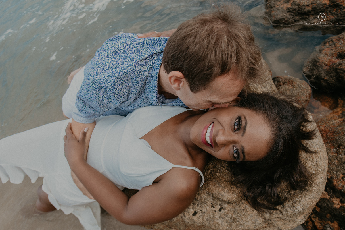 ensaio casal na praia das conchas e iporanga no guaruja ensaio romantico com casal de roupa branca e azul fotos na agua e na natureza vegetacao