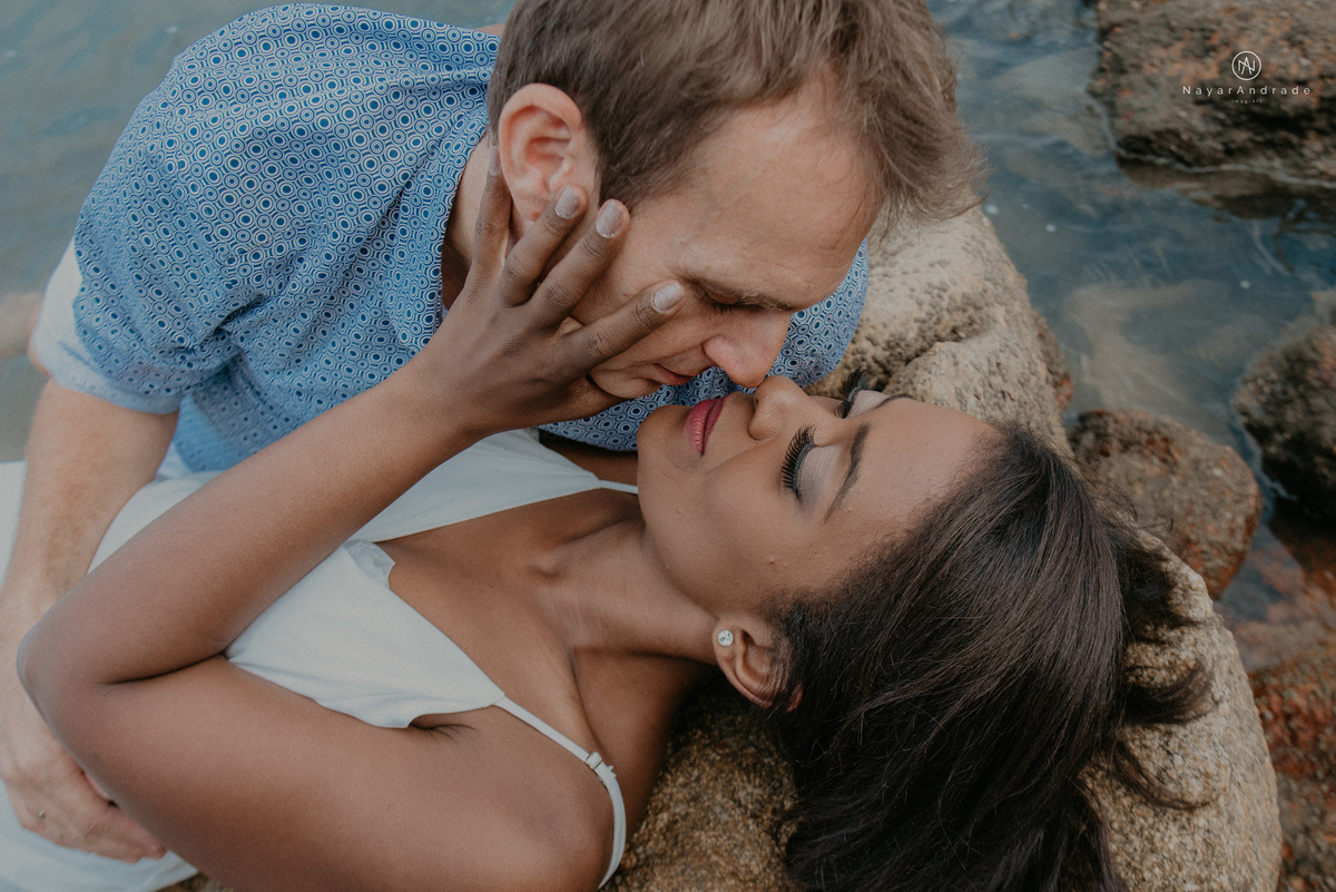 ensaio casal na praia das conchas e iporanga no guaruja ensaio romantico com casal de roupa branca e azul fotos na agua e na natureza vegetacao