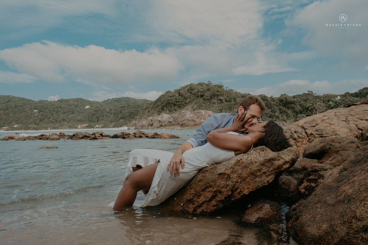 ensaio casal na praia das conchas e iporanga no guaruja ensaio romantico com casal de roupa branca e azul fotos na agua e na natureza vegetacao