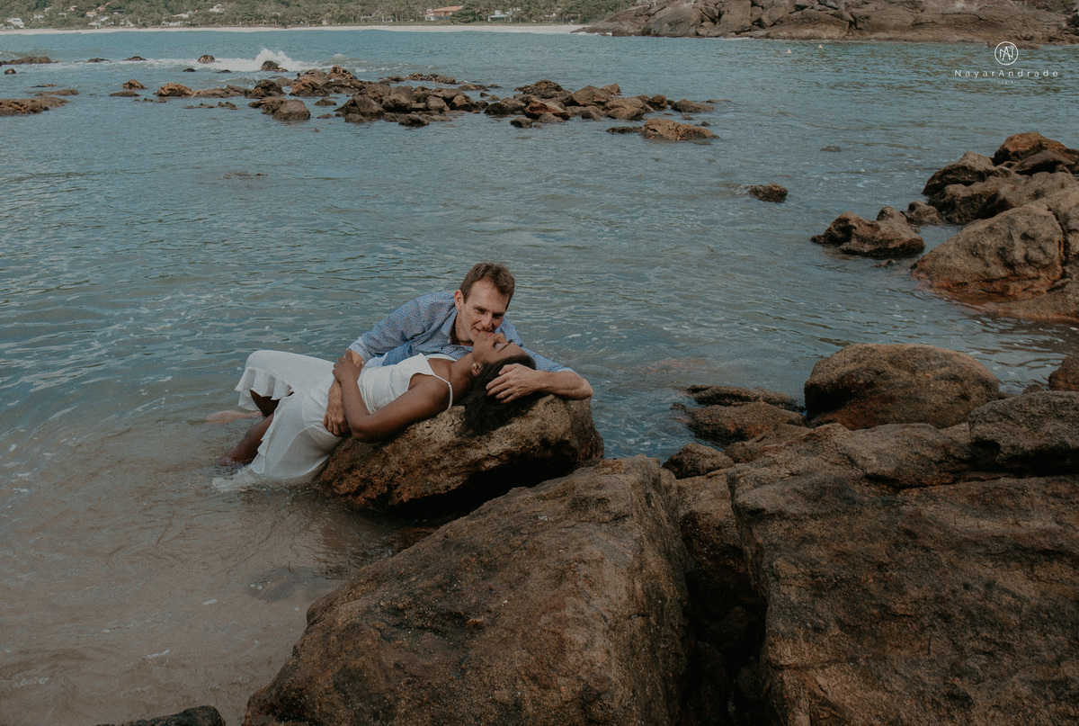 ensaio casal na praia das conchas e iporanga no guaruja ensaio romantico com casal de roupa branca e azul fotos na agua e na natureza vegetacao