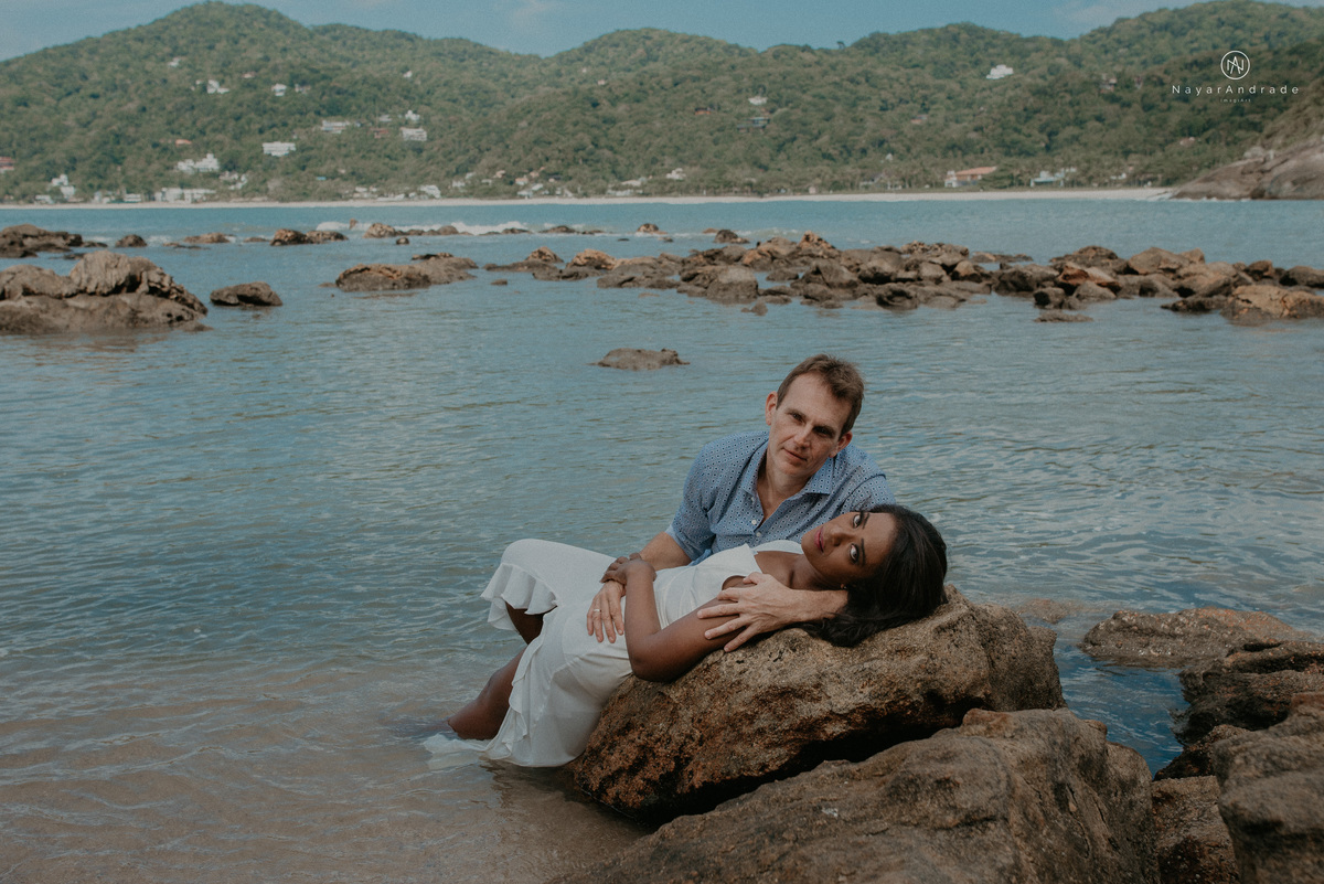 ensaio casal na praia das conchas e iporanga no guaruja ensaio romantico com casal de roupa branca e azul fotos na agua e na natureza vegetacao