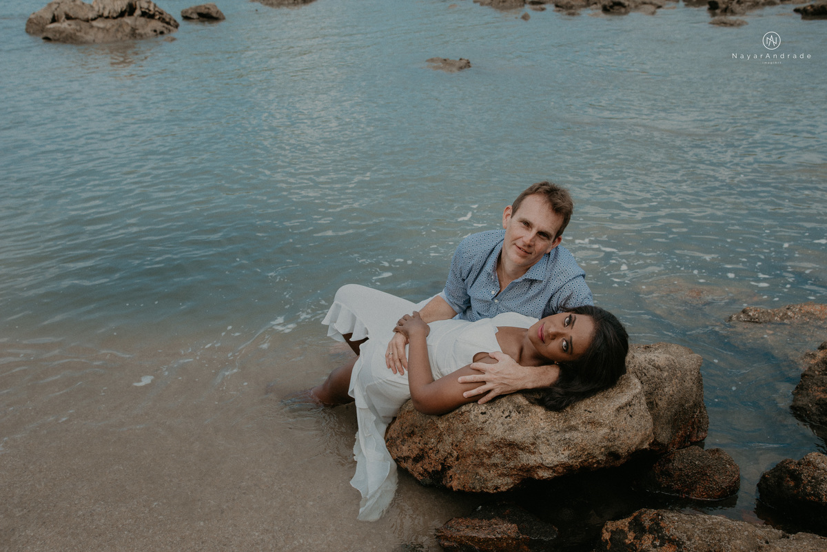 ensaio casal na praia das conchas e iporanga no guaruja ensaio romantico com casal de roupa branca e azul fotos na agua e na natureza vegetacao