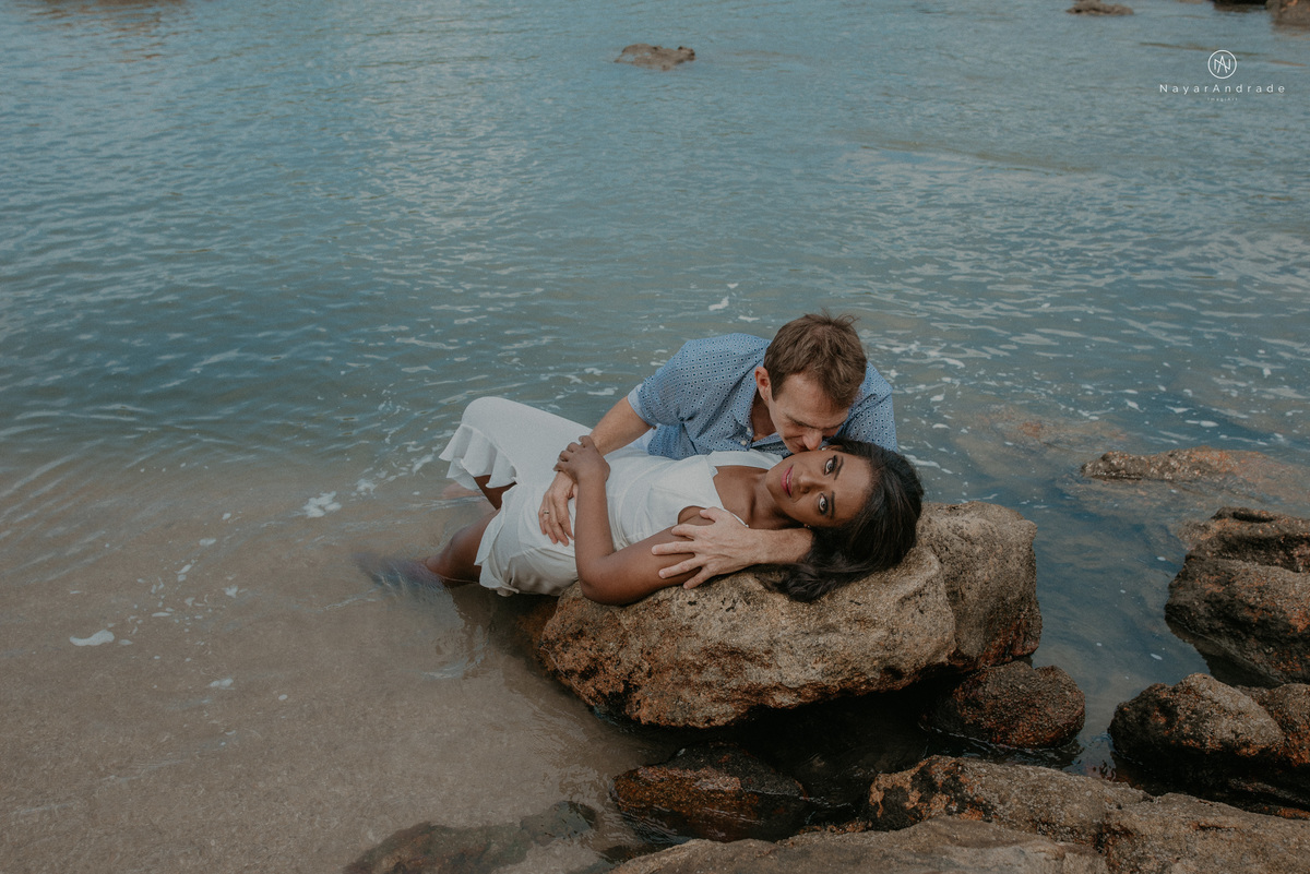 ensaio casal na praia das conchas e iporanga no guaruja ensaio romantico com casal de roupa branca e azul fotos na agua e na natureza vegetacao