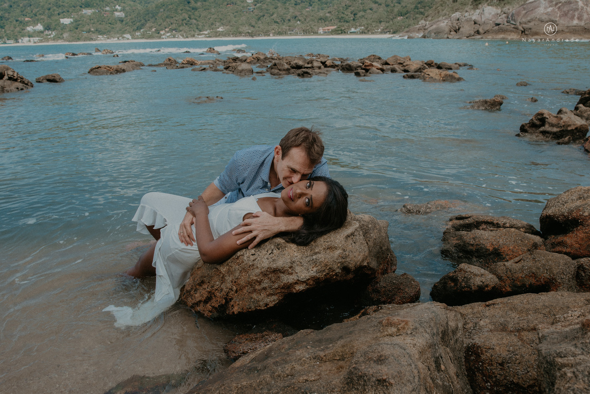 ensaio casal na praia das conchas e iporanga no guaruja ensaio romantico com casal de roupa branca e azul fotos na agua e na natureza vegetacao