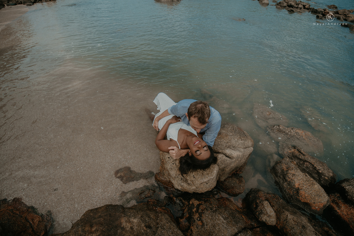 ensaio casal na praia das conchas e iporanga no guaruja ensaio romantico com casal de roupa branca e azul fotos na agua e na natureza vegetacao