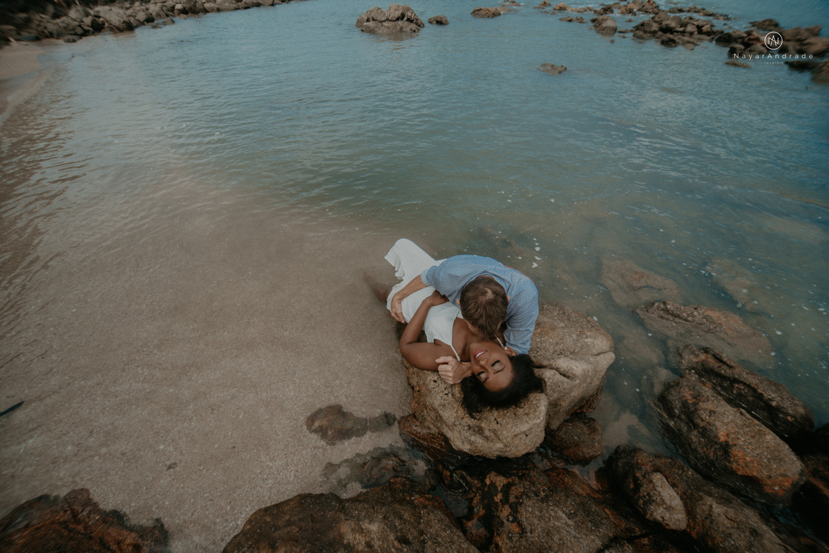 ensaio casal na praia das conchas e iporanga no guaruja ensaio romantico com casal de roupa branca e azul fotos na agua e na natureza vegetacao