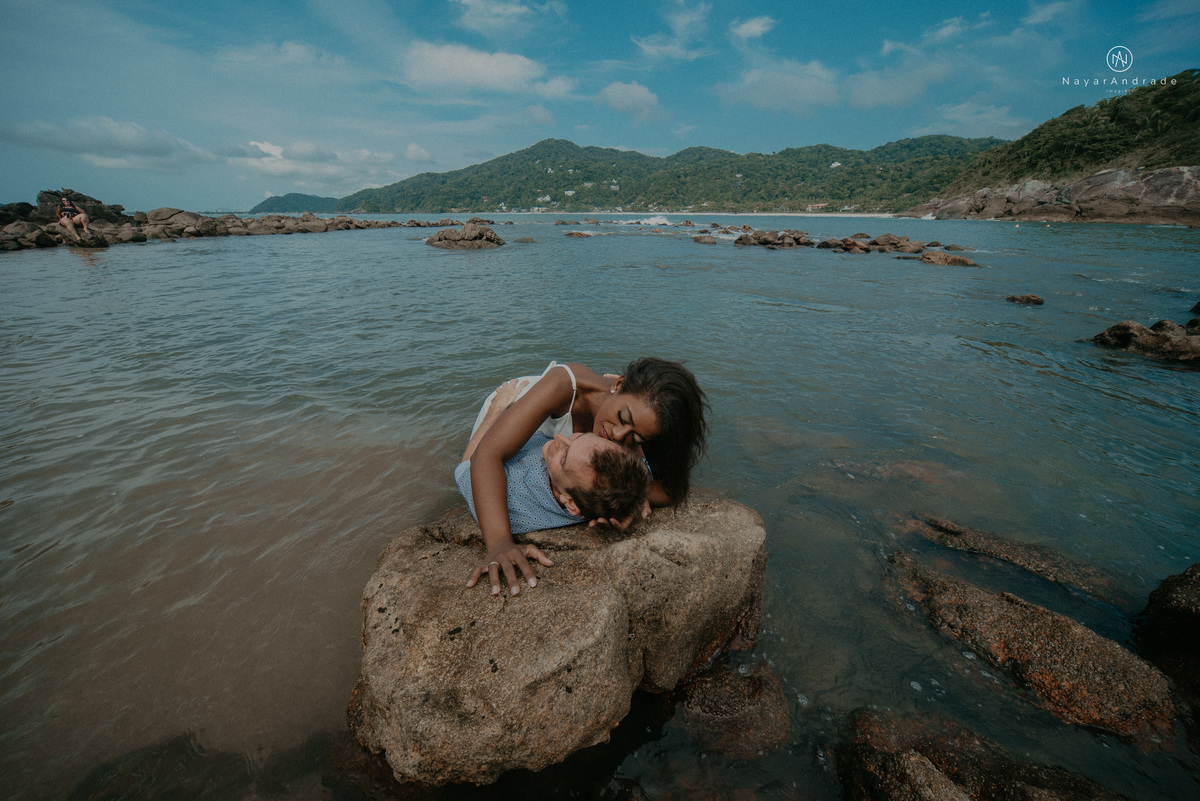 ensaio casal na praia das conchas e iporanga no guaruja ensaio romantico com casal de roupa branca e azul fotos na agua e na natureza vegetacao