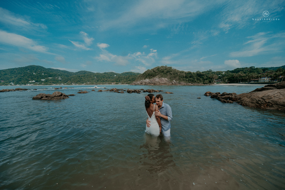 ensaio casal na praia das conchas e iporanga no guaruja ensaio romantico com casal de roupa branca e azul fotos na agua e na natureza vegetacao