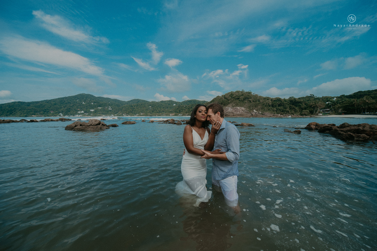 ensaio casal na praia das conchas e iporanga no guaruja ensaio romantico com casal de roupa branca e azul fotos na agua e na natureza vegetacao