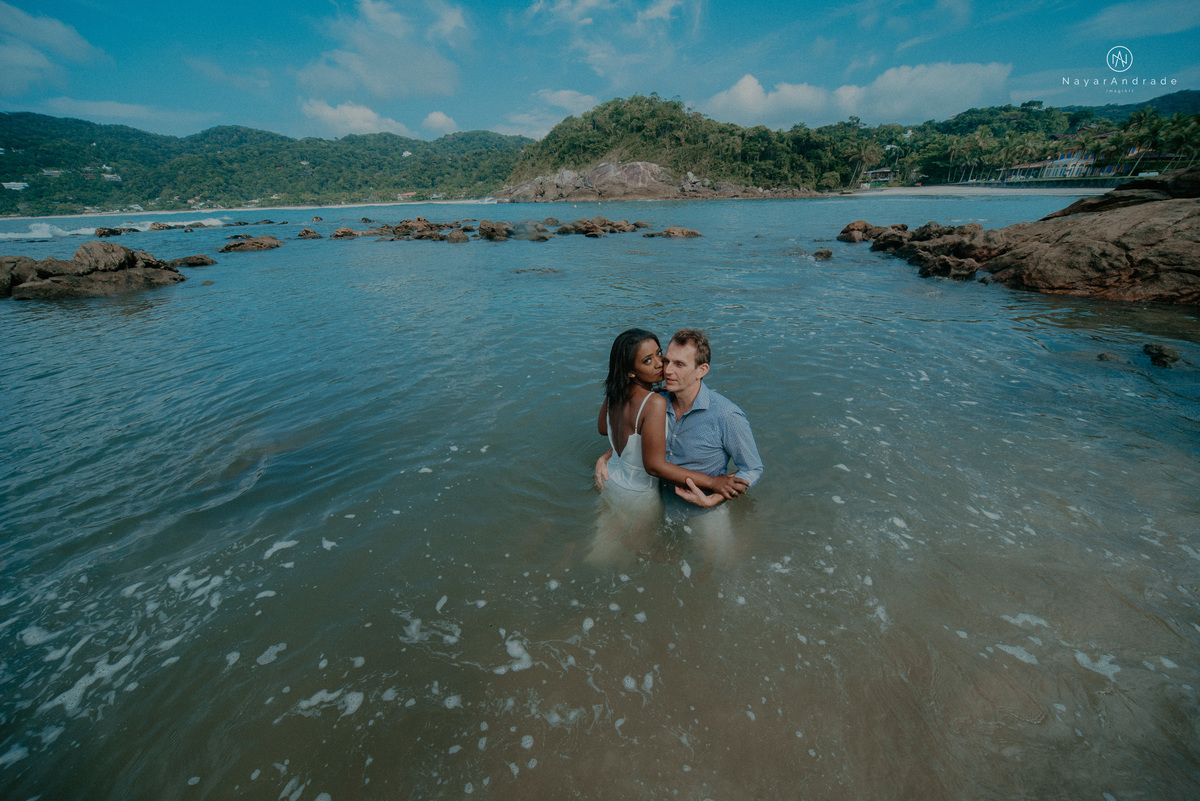 ensaio casal na praia das conchas e iporanga no guaruja ensaio romantico com casal de roupa branca e azul fotos na agua e na natureza vegetacao