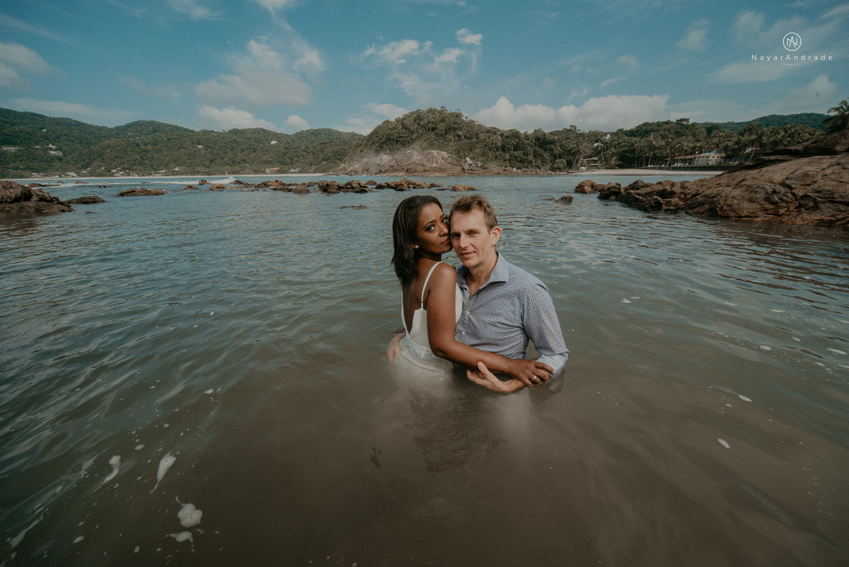 ensaio casal na praia das conchas e iporanga no guaruja ensaio romantico com casal de roupa branca e azul fotos na agua e na natureza vegetacao