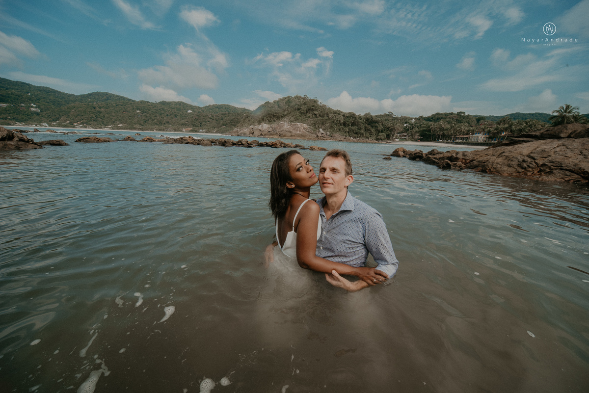 ensaio casal na praia das conchas e iporanga no guaruja ensaio romantico com casal de roupa branca e azul fotos na agua e na natureza vegetacao