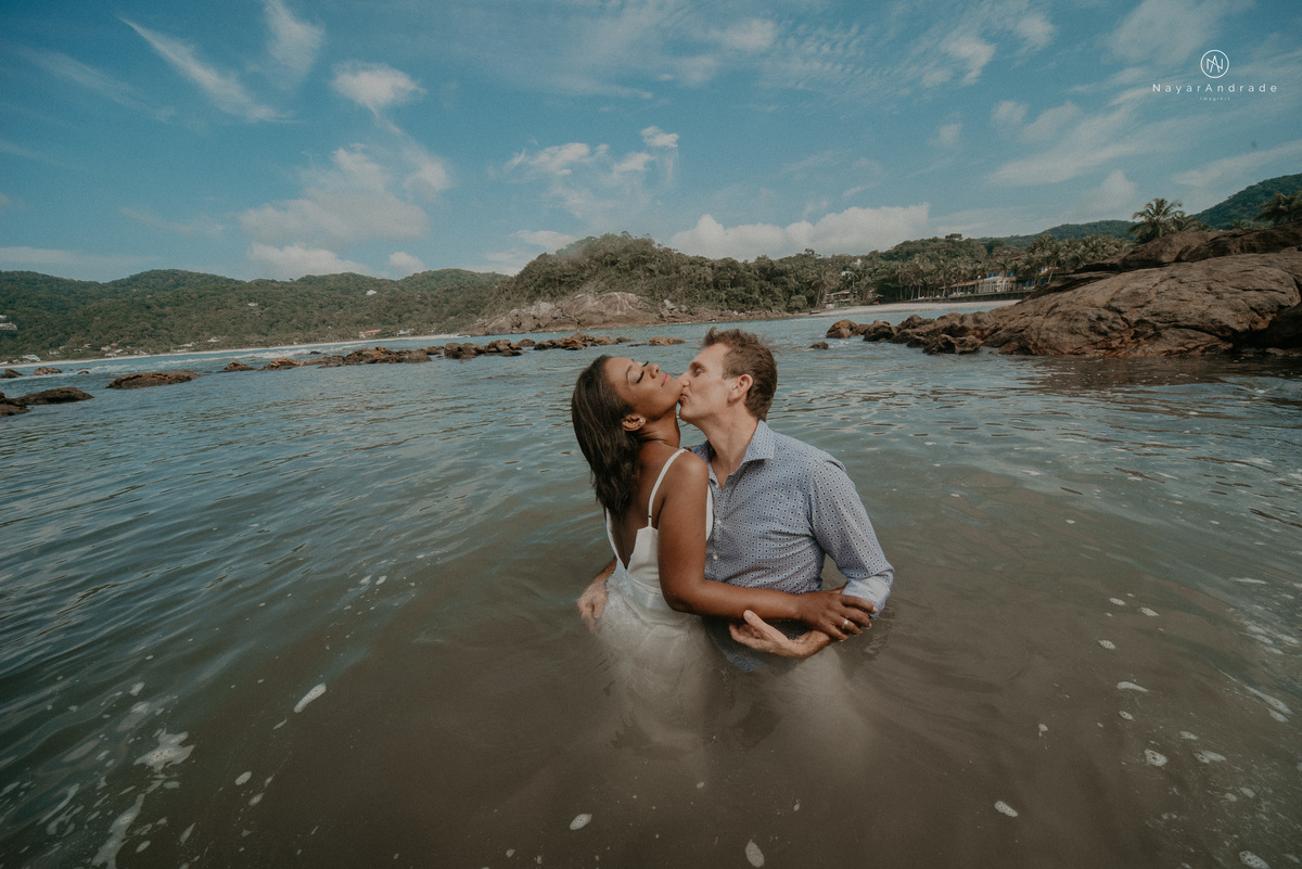 ensaio casal na praia das conchas e iporanga no guaruja ensaio romantico com casal de roupa branca e azul fotos na agua e na natureza vegetacao