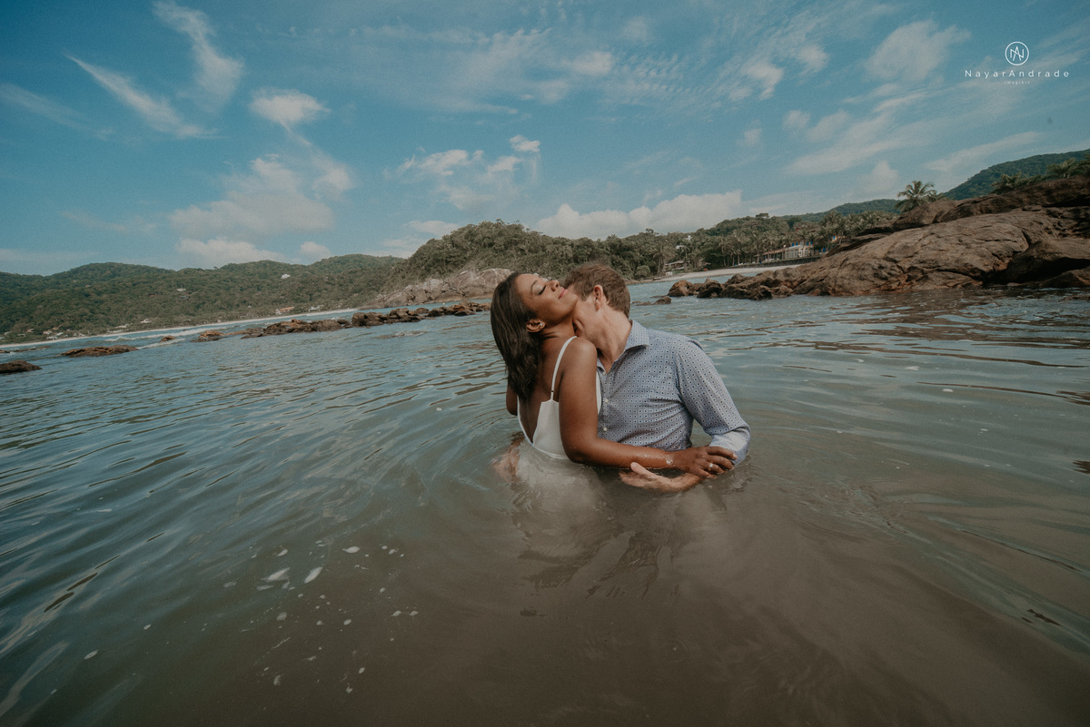 ensaio casal na praia das conchas e iporanga no guaruja ensaio romantico com casal de roupa branca e azul fotos na agua e na natureza vegetacaoensaio casal na praia das conchas e iporanga no guaruja ensaio romantico com casal de roupa branca e azul fotos 