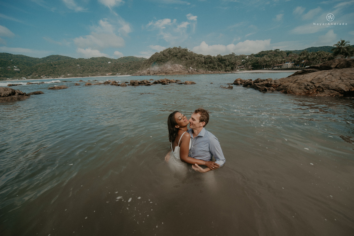 ensaio casal na praia das conchas e iporanga no guaruja ensaio romantico com casal de roupa branca e azul fotos na agua e na natureza vegetacao