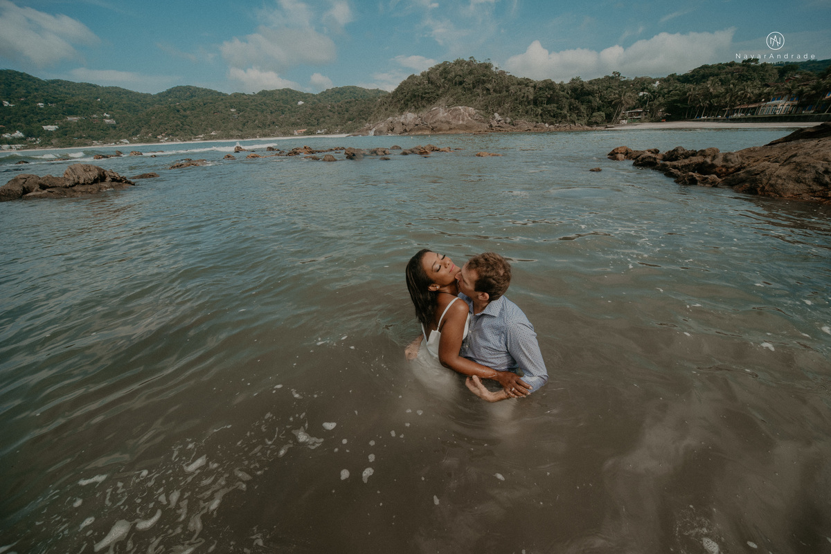 ensaio casal na praia das conchas e iporanga no guaruja ensaio romantico com casal de roupa branca e azul fotos na agua e na natureza vegetacao