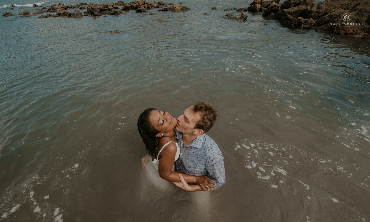 ensaio casal na praia das conchas e iporanga no guaruja ensaio romantico com casal de roupa branca e azul fotos na agua e na natureza vegetacao