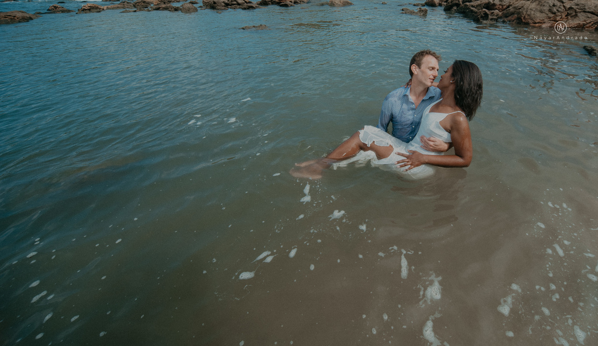 ensaio casal na praia das conchas e iporanga no guaruja ensaio romantico com casal de roupa branca e azul fotos na agua e na natureza vegetacao