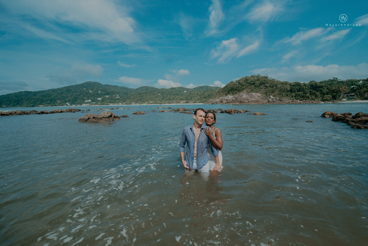 ensaio casal na praia das conchas e iporanga no guaruja ensaio romantico com casal de roupa branca e azul fotos na agua e na natureza vegetacao