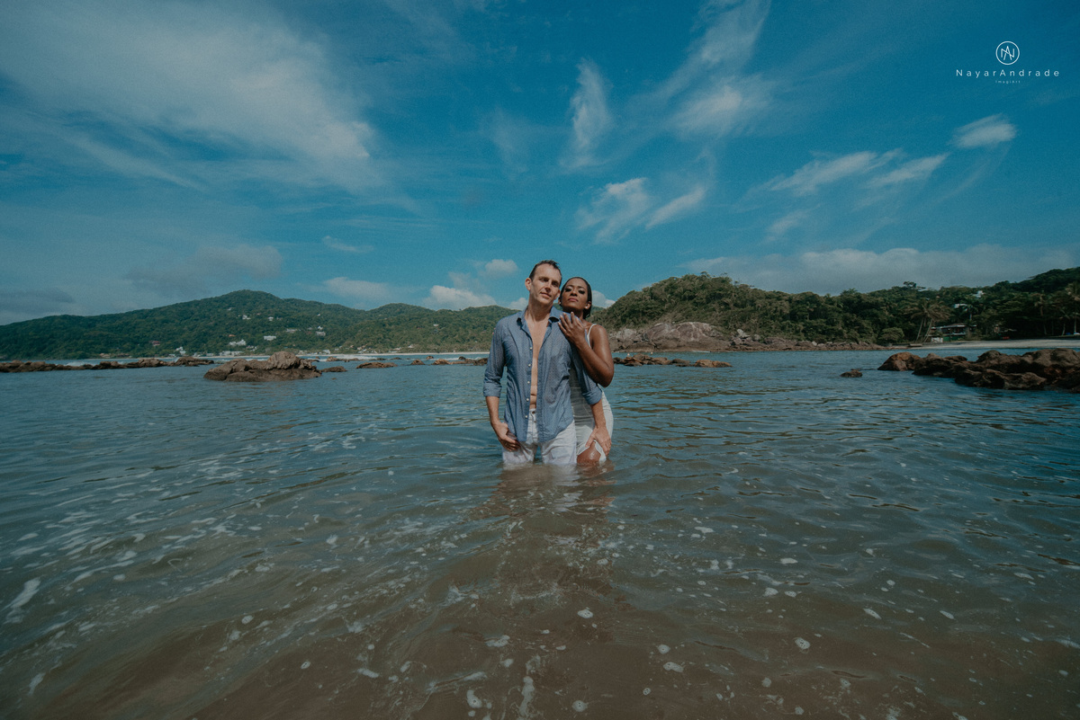 ensaio casal na praia das conchas e iporanga no guaruja ensaio romantico com casal de roupa branca e azul fotos na agua e na natureza vegetacao