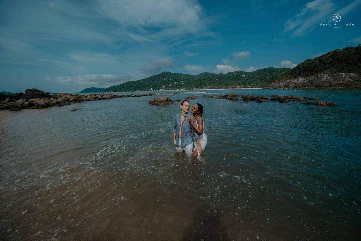 ensaio casal na praia das conchas e iporanga no guaruja ensaio romantico com casal de roupa branca e azul fotos na agua e na natureza vegetacao