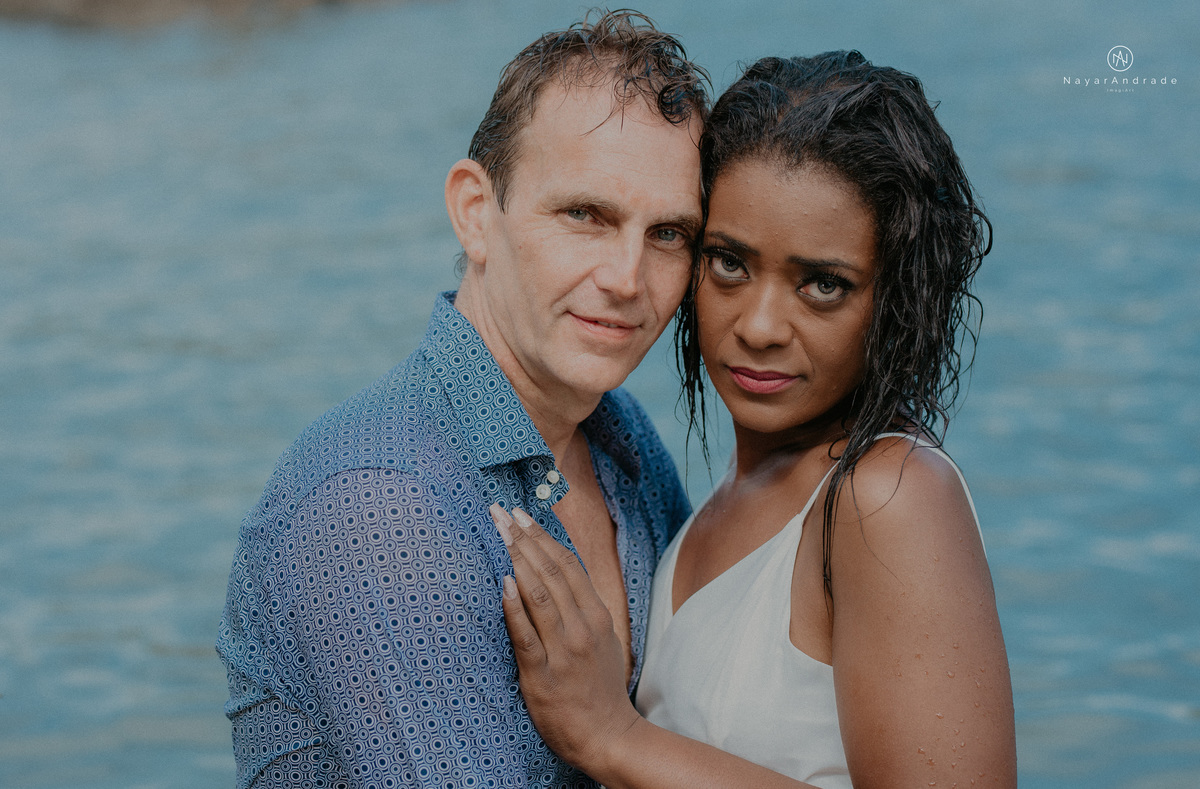 ensaio casal na praia das conchas e iporanga no guaruja ensaio romantico com casal de roupa branca e azul fotos na agua e na natureza vegetacao