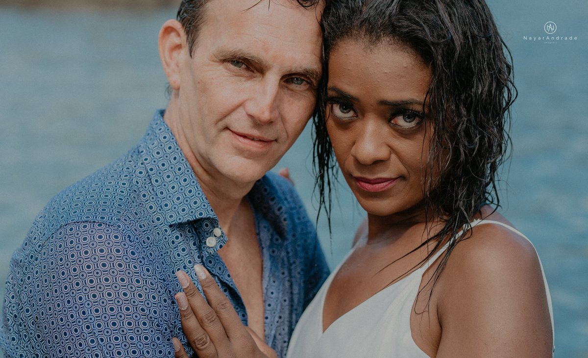 ensaio casal na praia das conchas e iporanga no guaruja ensaio romantico com casal de roupa branca e azul fotos na agua e na natureza vegetacao