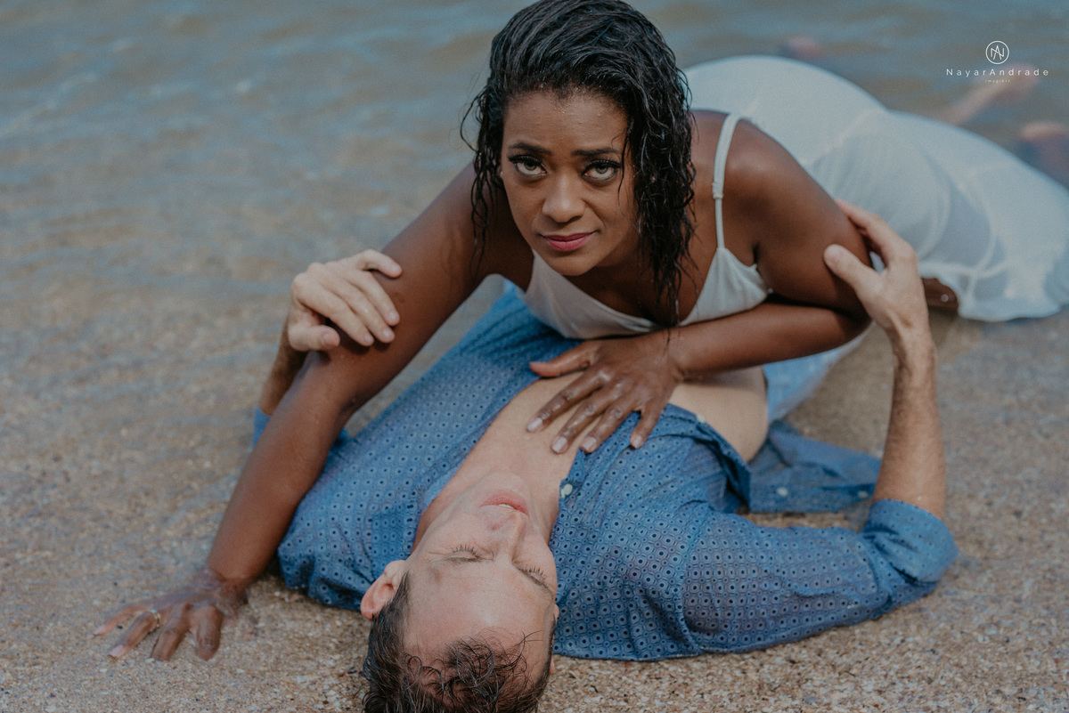 ensaio casal na praia das conchas e iporanga no guaruja ensaio romantico com casal de roupa branca e azul fotos na agua e na natureza vegetacao