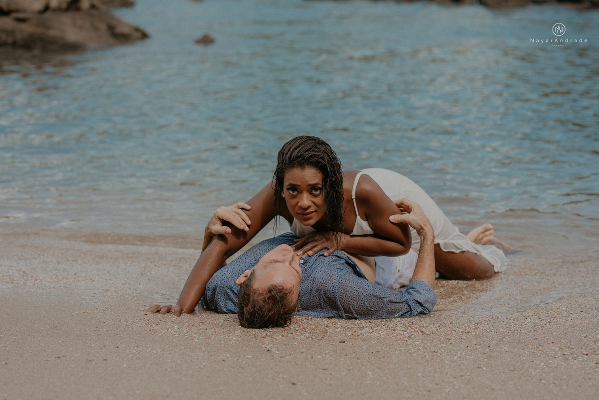 ensaio casal na praia das conchas e iporanga no guaruja ensaio romantico com casal de roupa branca e azul fotos na agua e na natureza vegetacao