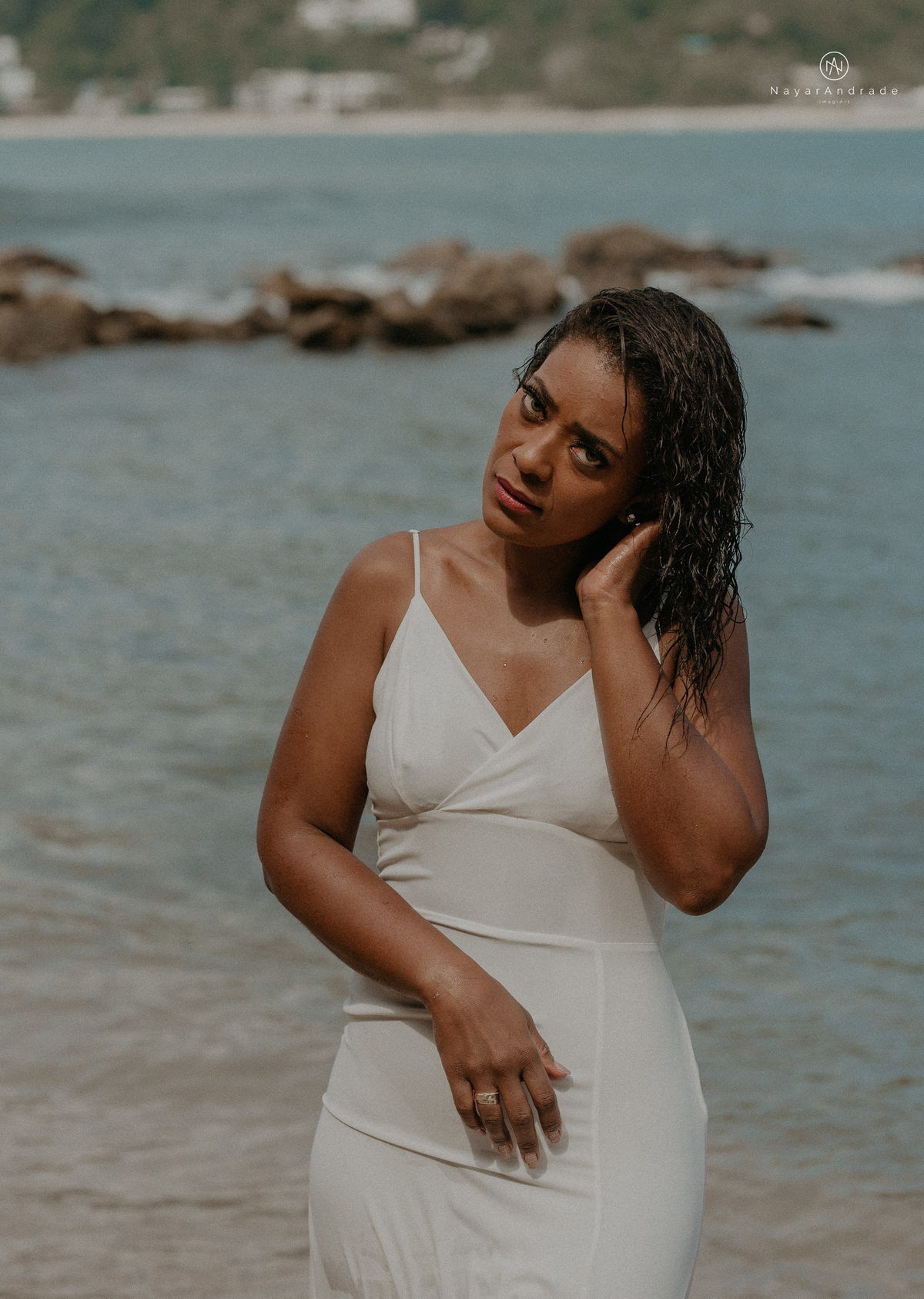ensaio casal na praia das conchas e iporanga no guaruja ensaio romantico com casal de roupa branca e azul fotos na agua e na natureza vegetacao