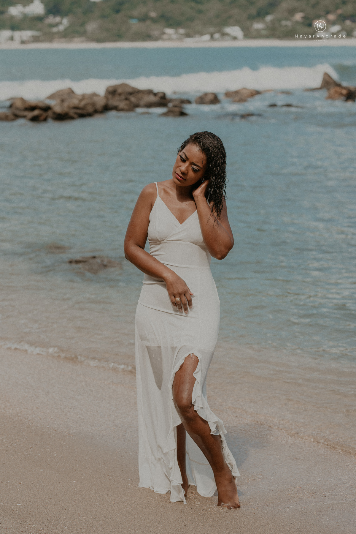 ensaio casal na praia das conchas e iporanga no guaruja ensaio romantico com casal de roupa branca e azul fotos na agua e na natureza vegetacao