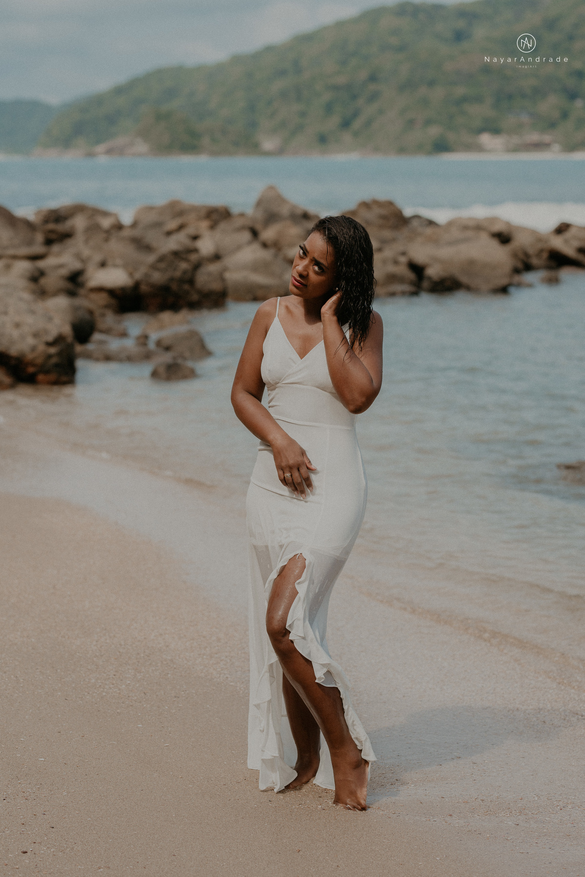 ensaio casal na praia das conchas e iporanga no guaruja ensaio romantico com casal de roupa branca e azul fotos na agua e na natureza vegetacao