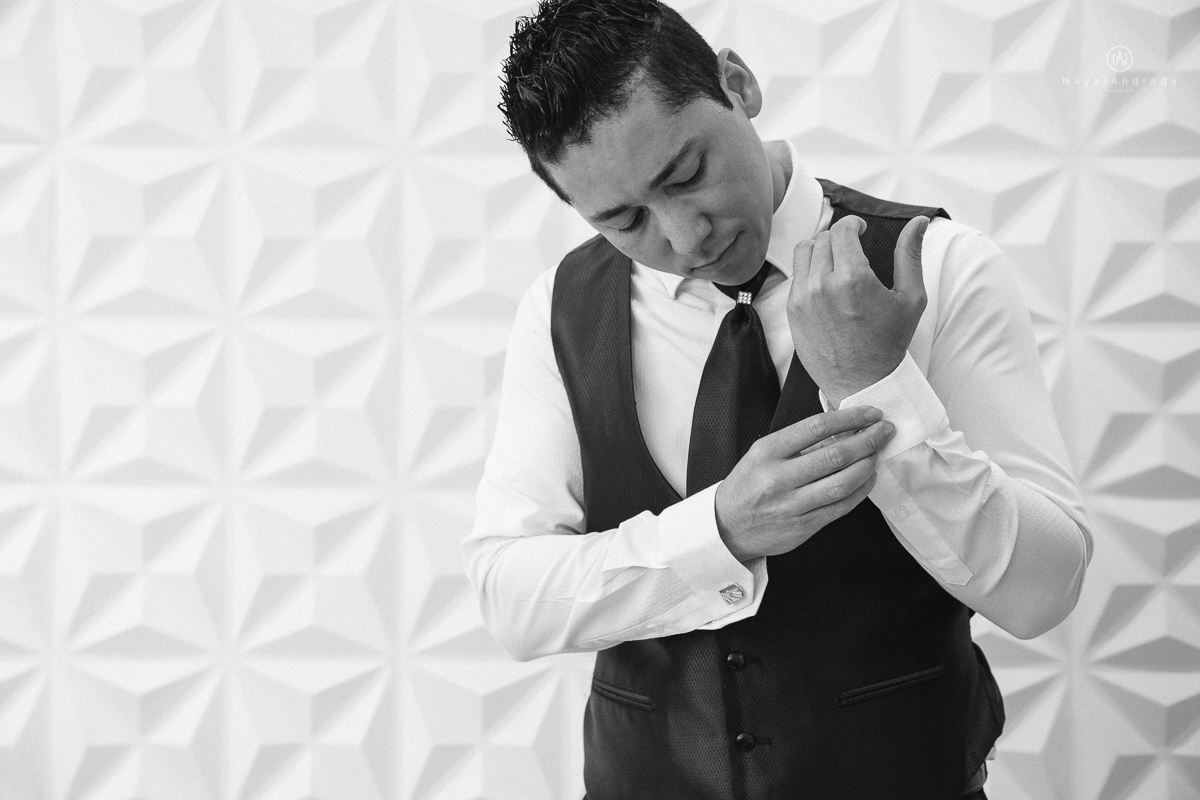 casamento feito em dia de chuva com lindas e apaixonantes fotos na chuva noivo de terno azul e noiva de mantilha