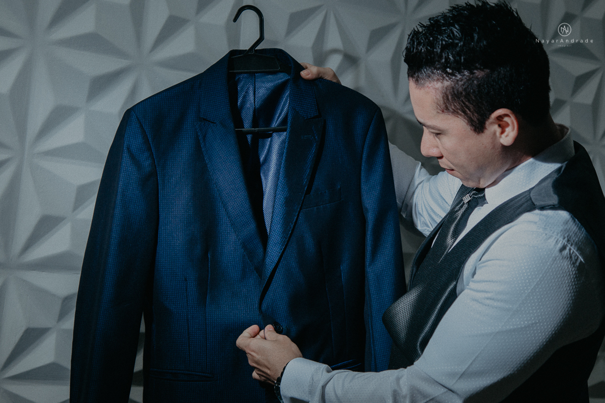 casamento feito em dia de chuva com lindas e apaixonantes fotos na chuva noivo de terno azul e noiva de mantilhacasamento feito em dia de chuva com lindas e apaixonantes fotos na chuva noivo de terno azul e noiva de mantilha