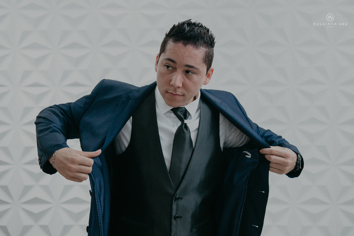 casamento feito em dia de chuva com lindas e apaixonantes fotos na chuva noivo de terno azul e noiva de mantilha