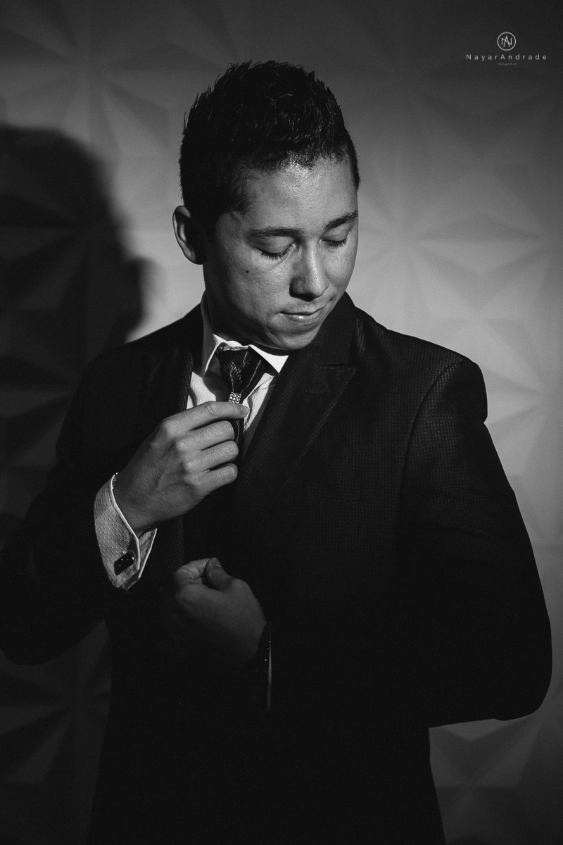 casamento feito em dia de chuva com lindas e apaixonantes fotos na chuva noivo de terno azul e noiva de mantilha