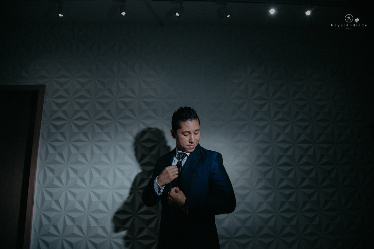 casamento feito em dia de chuva com lindas e apaixonantes fotos na chuva noivo de terno azul e noiva de mantilha