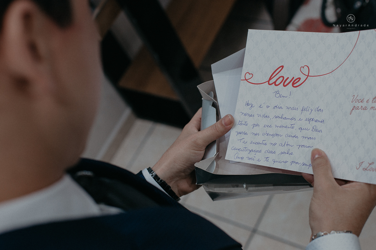 casamento feito em dia de chuva com lindas e apaixonantes fotos na chuva noivo de terno azul e noiva de mantilha