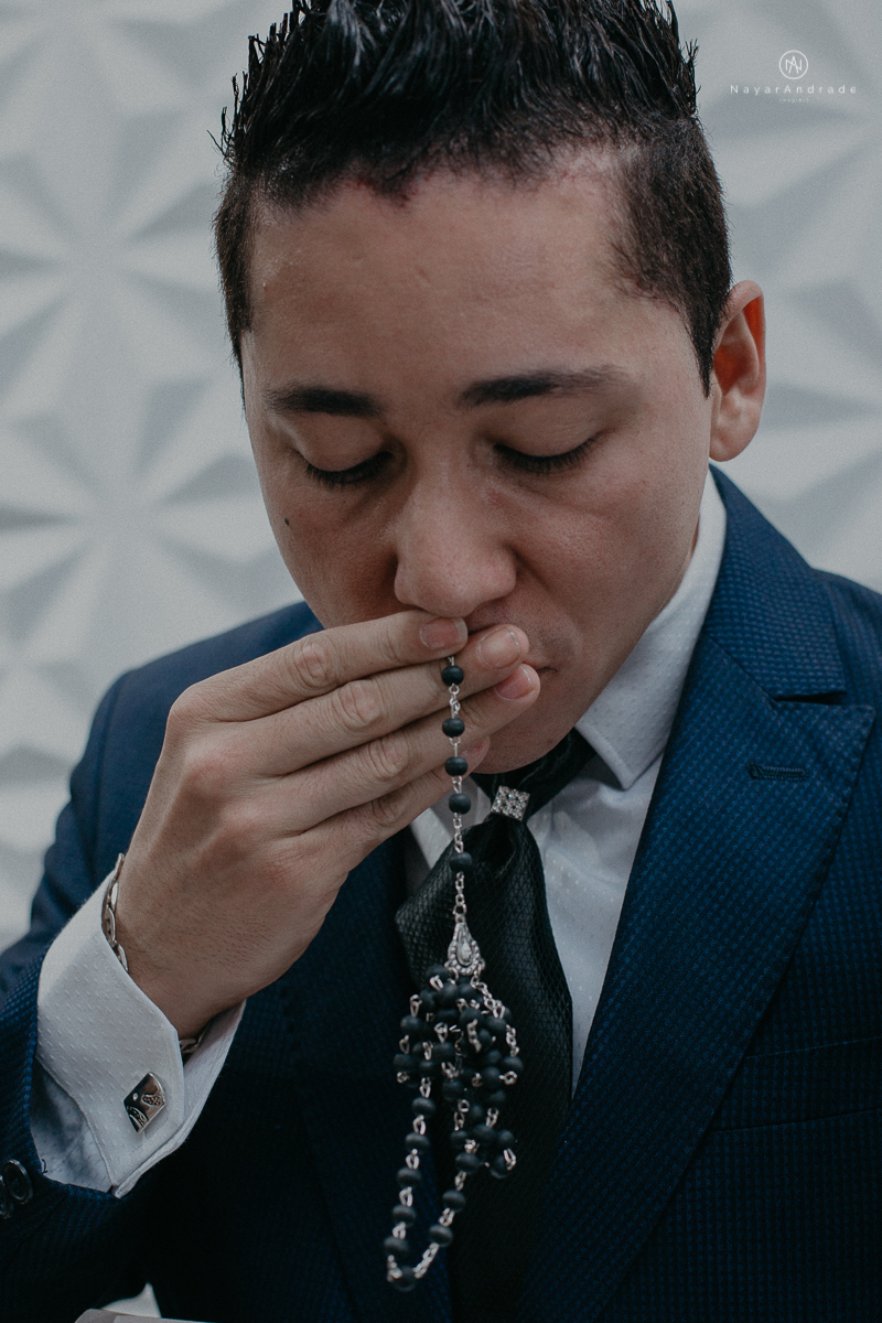 casamento feito em dia de chuva com lindas e apaixonantes fotos na chuva noivo de terno azul e noiva de mantilhacasamento feito em dia de chuva com lindas e apaixonantes fotos na chuva noivo de terno azul e noiva de mantilha