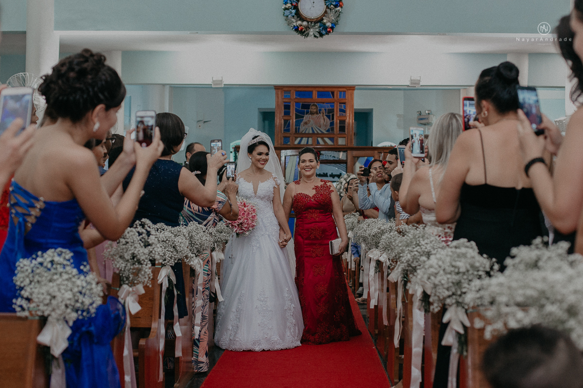 casamento feito em dia de chuva com lindas e apaixonantes fotos na chuva noivo de terno azul e noiva de mantilha